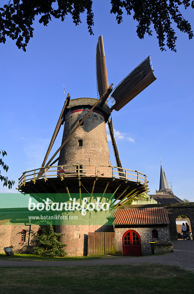 560036 - Alte Windmühle im Sonnenlicht vor blauem Himmel, Xanten, Deutschland