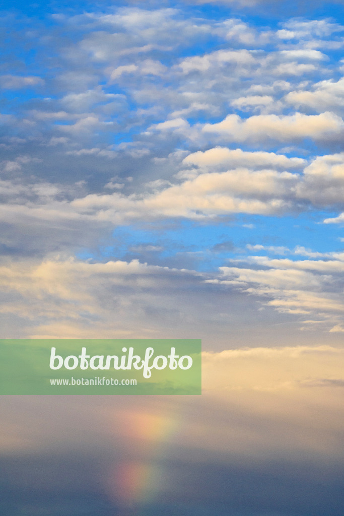 557090 - Altocumulus-Wolken vor blauem Himmel mit Regenbogen