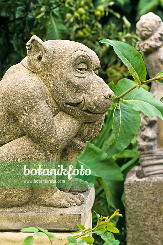 380071 - Bizarre steinerne Gartenskulptur eines hockenden Gargoyle