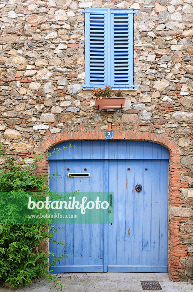 569051 - Blaue Türen und Fensterläden an einem Altstadthaus, Grimaud, Frankreich