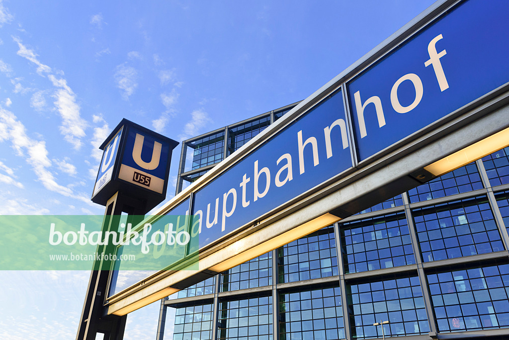 551024 - Blaues U-Bahnschild mit der gläsernen Fassade des Hauptbahnhofs, Berlin, Deutschland