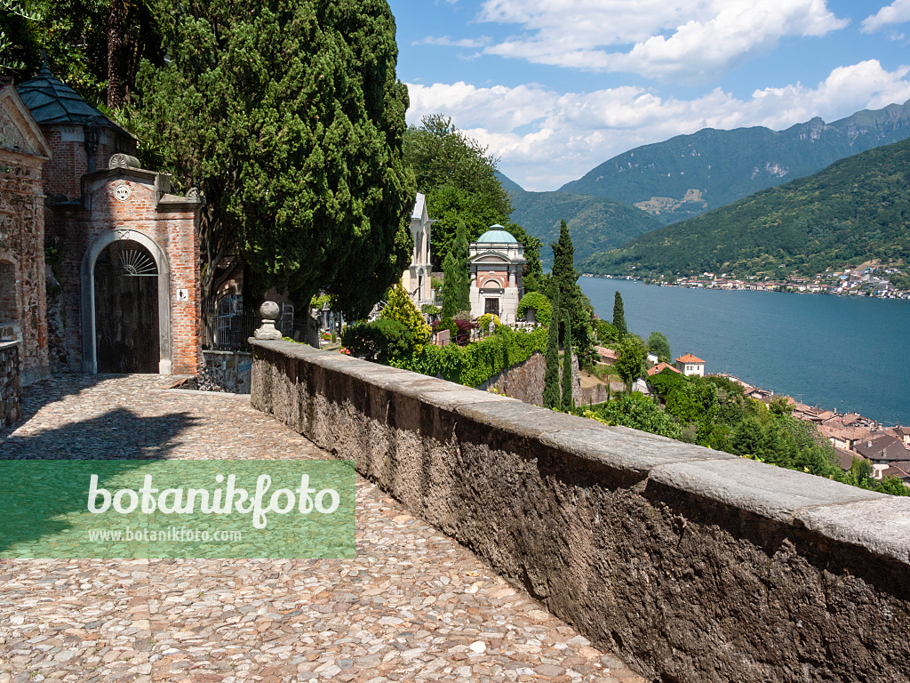 414102 - Blick auf den Luganersee und die Berge bei wolkigem Himmel vom Friedhof, Morcote, Schweiz