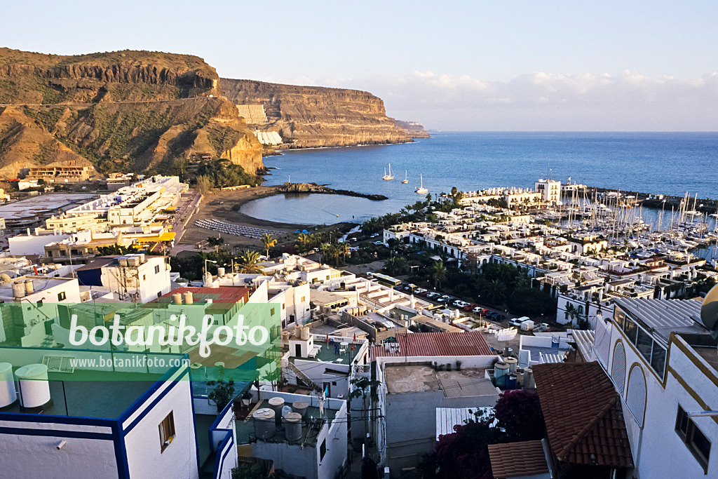 397014 - Blick vom Hügel auf Stadt, Hafen und Meer, Puerto de Mogán, Gran Canaria, Spanien