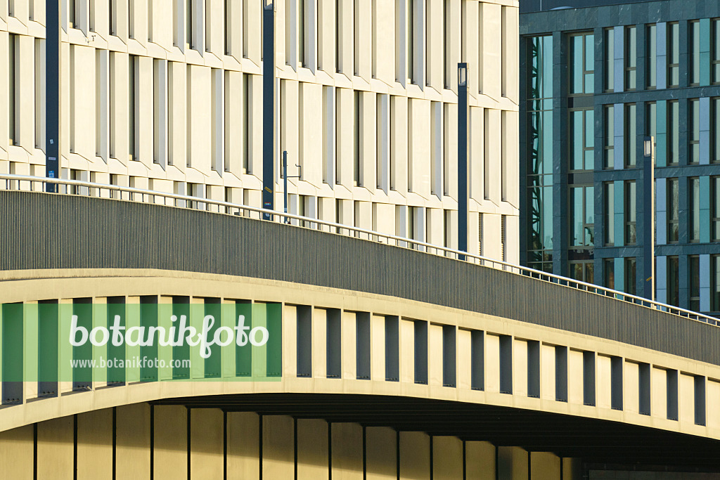 551025 - Brücke über den Humboldthafen am Hauptbahnhof, Berlin, Deutschland