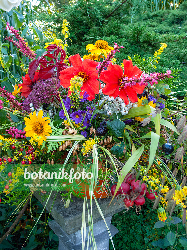 418005 - Bunter Blumenstrauß in einer Vase auf einem Marmorsockel in einem Park