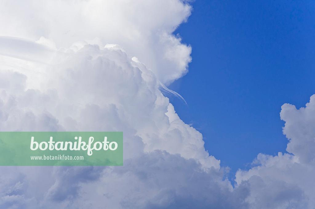 571002 - Cumulonimbus-Wolken mit blauem Himmel