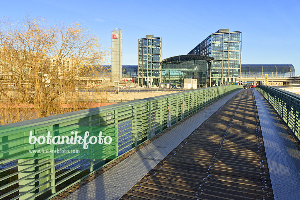 551027 - Fußgängerbrücke im Sonnenschein mit Blick bei blauem Himmel auf den Hauptbahnhof, Berlin, Deutschland