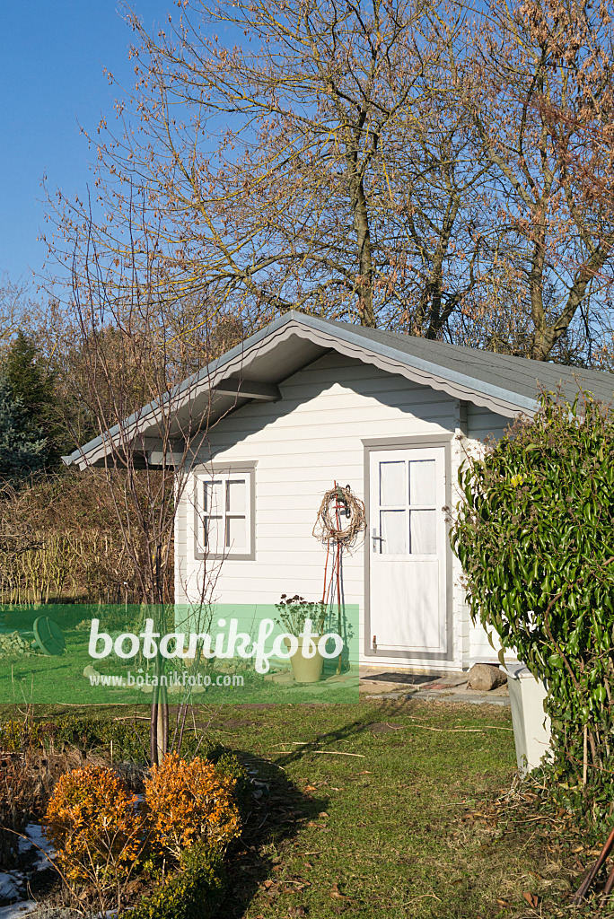 565049 - Gartenlaube in einem winterlichen Kleingarten