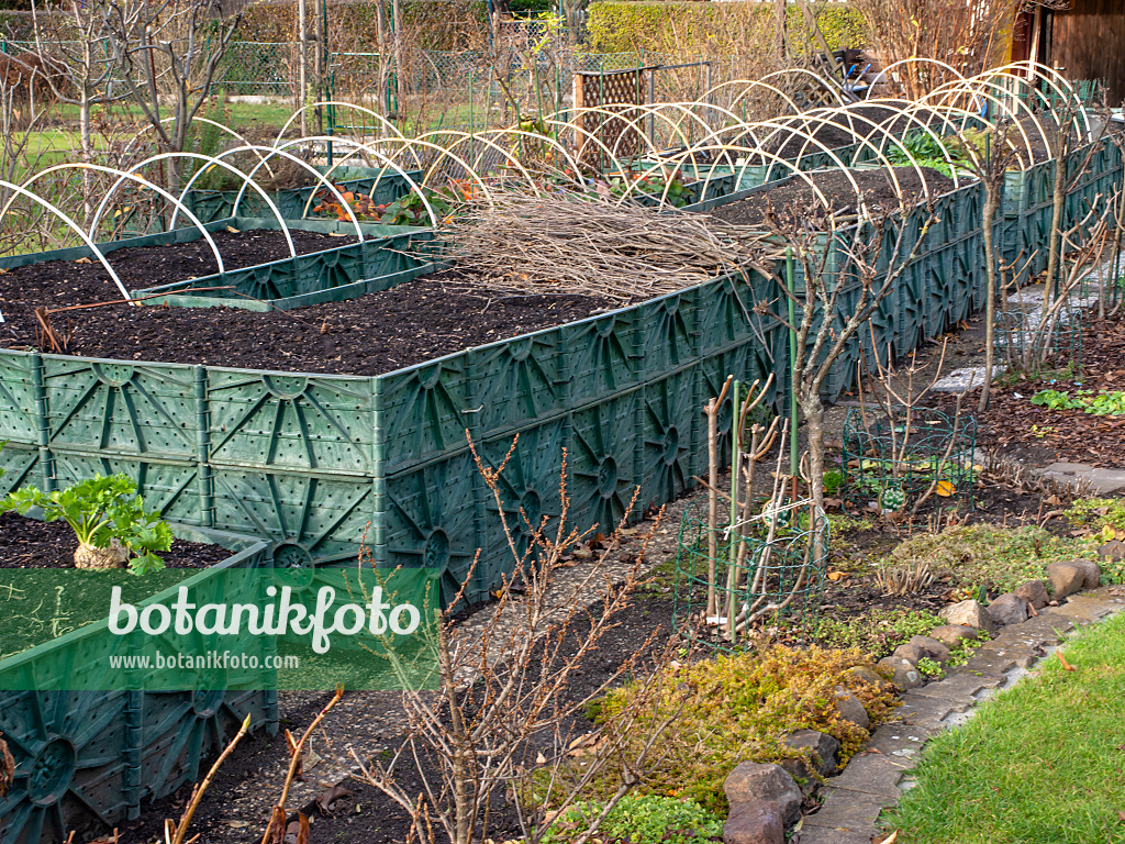 478082 - Hochbeete in einem herbstlichen Garten