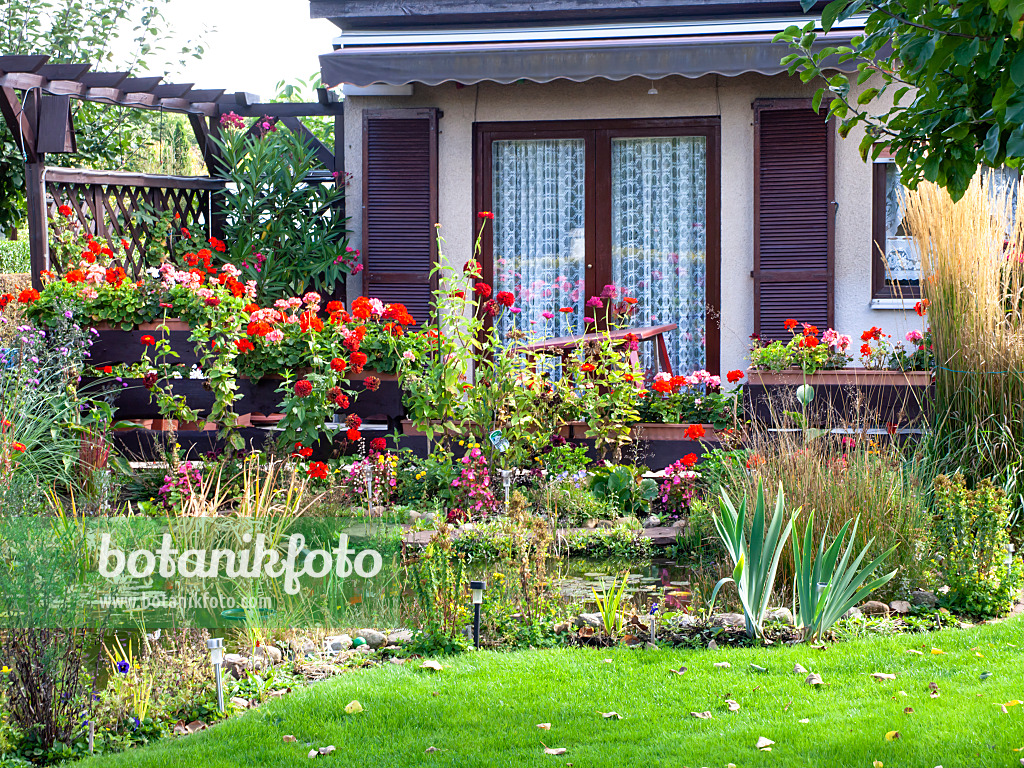 477127 - Kleingarten mit Laube und Gartenteich