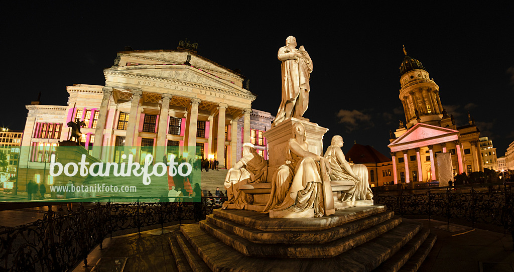 525225 - Konzerthaus, Schiller-Denkmal und Französischer Dom, Gendarmenmarkt, Berlin, Deutschland