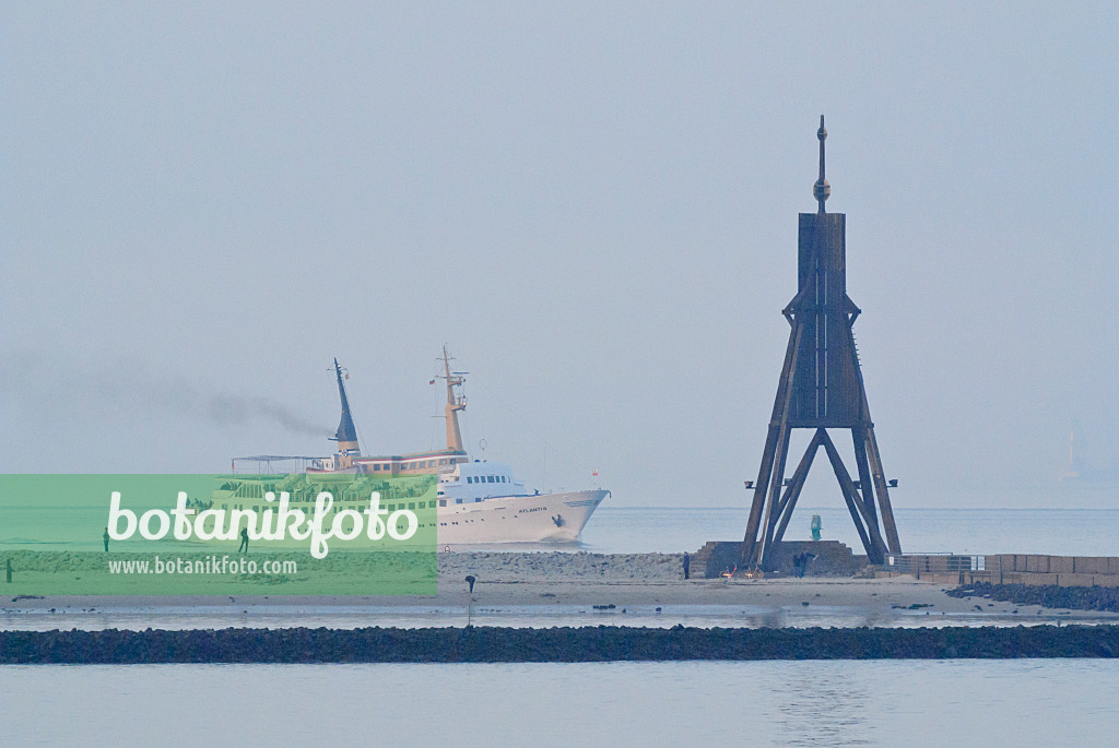 525105 - Kugelbake und Ausflugsschiff an der Elbemündung, Cuxhaven, Deutschland