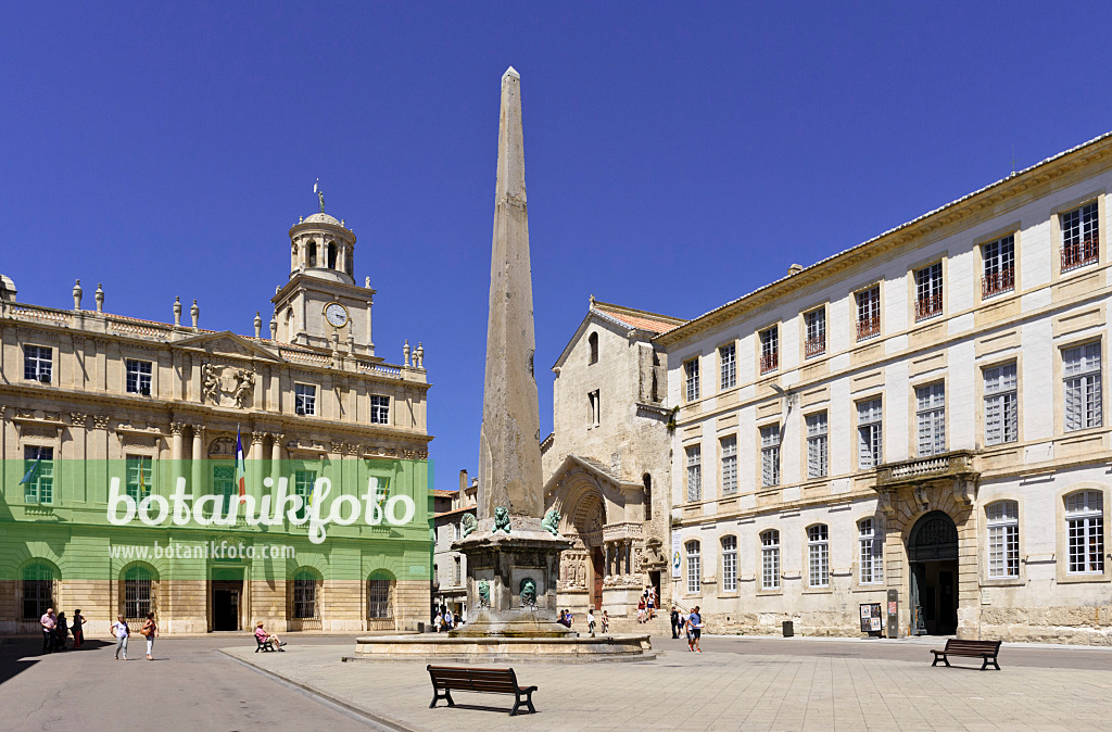 557228 - Place de la République und Obelisk, Arles, Provence, Frankreich