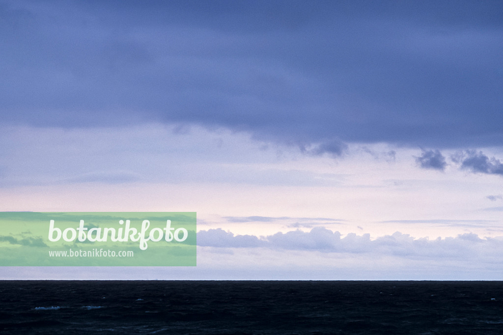 369013 - Regenwolken über der Ostsee, Nationalpark Vorpommersche Boddenlandschaft, Deutschland