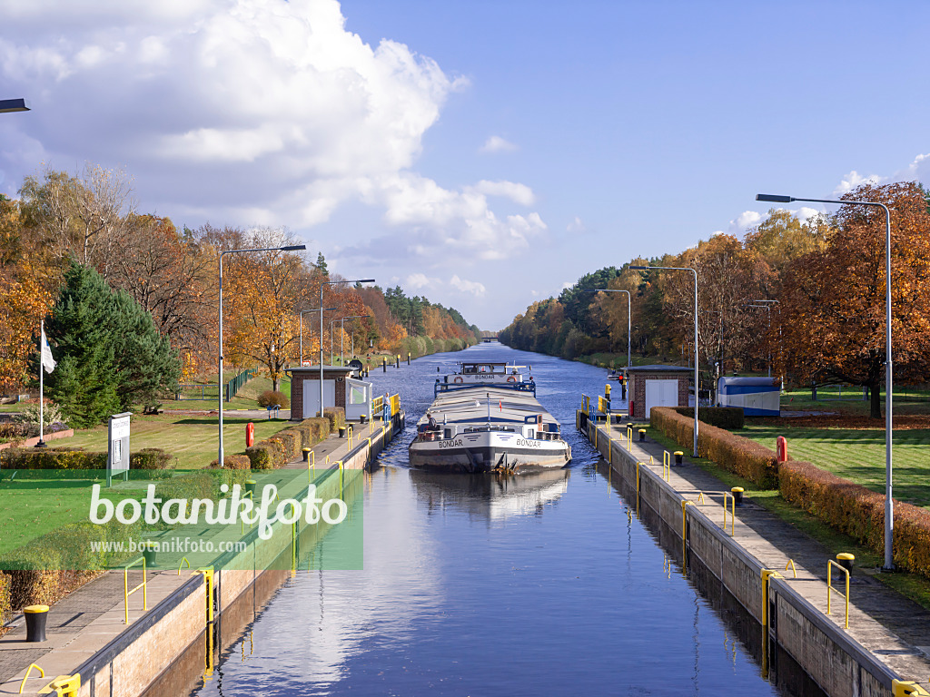 525460 - Schleuse Schönwalde mit Frachtschiff, Brandenburg, Deutschland