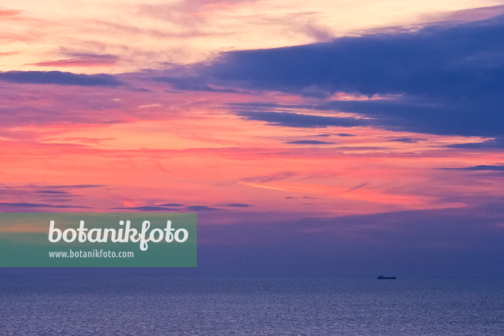 382028 - Sonnenuntergang mit einem Frachtschiff in der Ferne, Ostsee, Deutschland