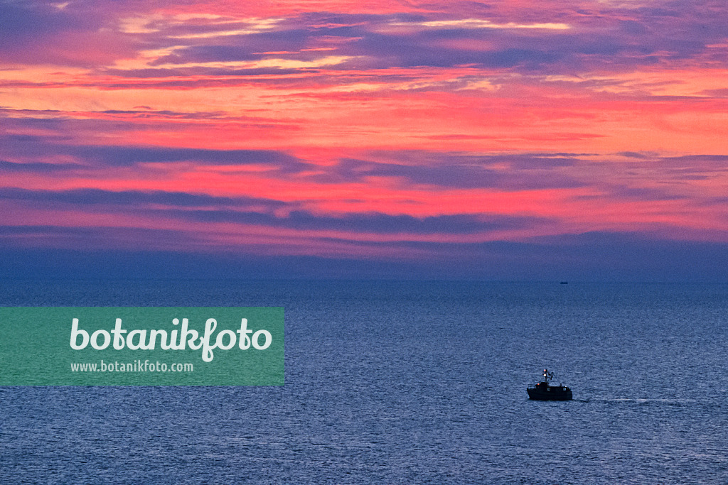 382030 - Sonnenuntergang mit einem Kutter an der Ostsee, Deutschland