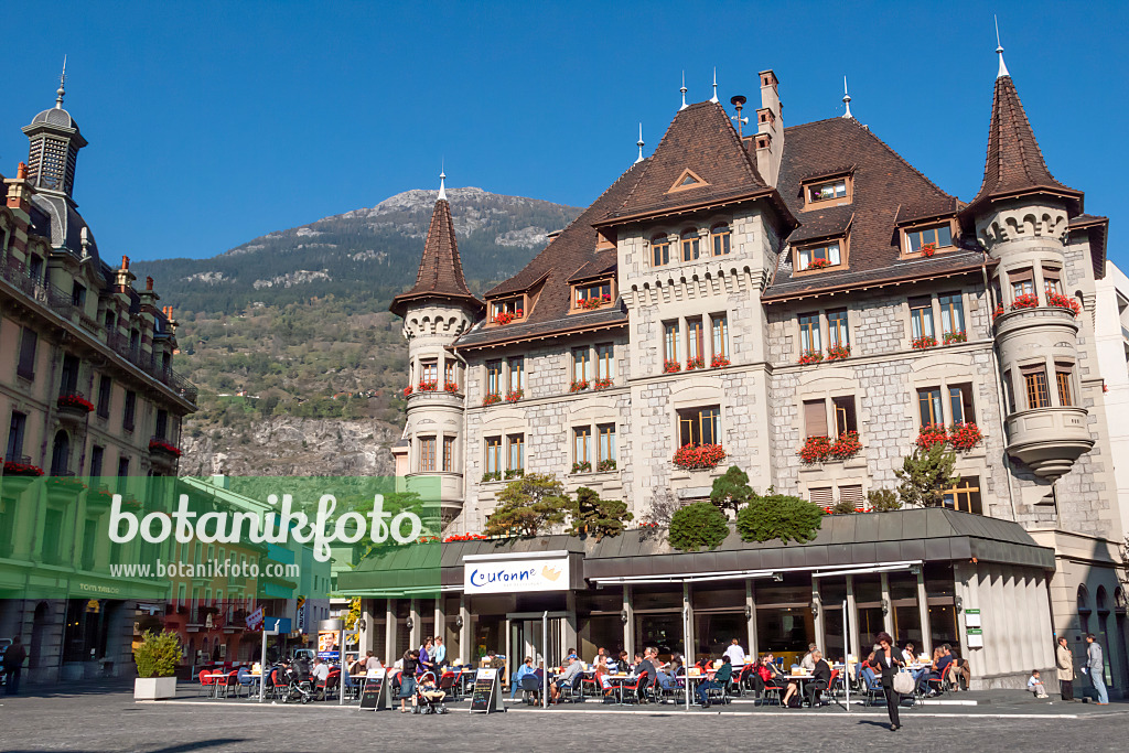 453067 - Stadtplatz mit Café an einem Sommertag, Brig, Schweiz