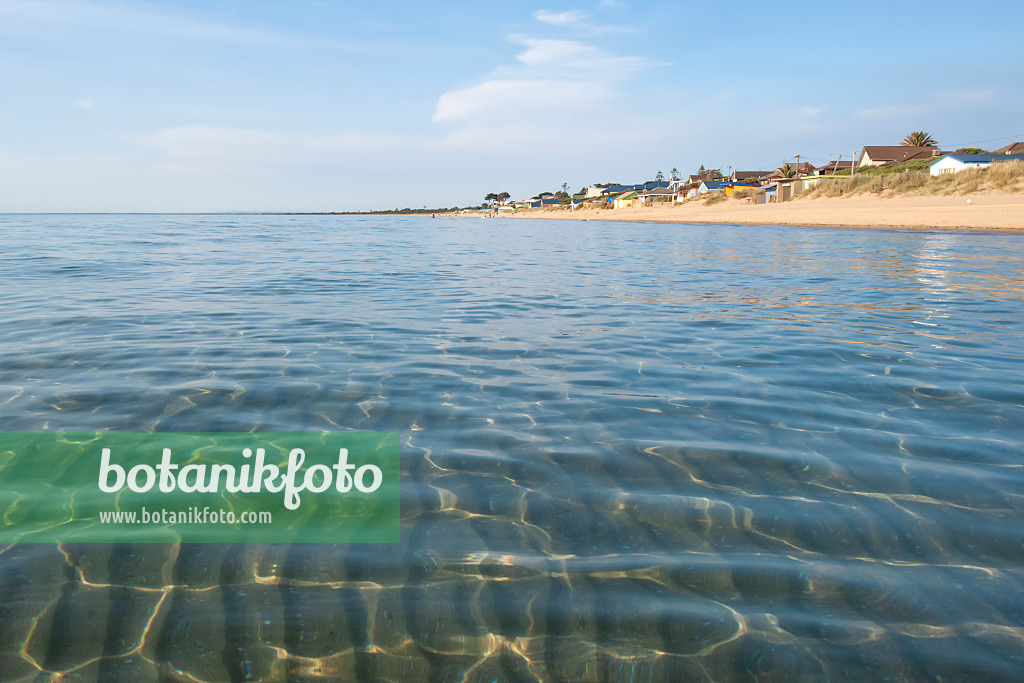 455195 - Strand mit klarem Wasser und Sonnenspiegelungen an der Port Phillip Bay, Frankston, Australien