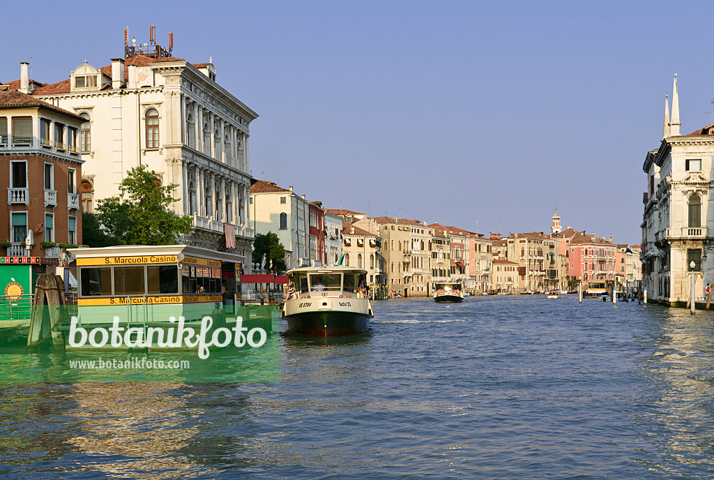 568068 - Vaporetto auf dem Canal Grande, Venedig, Italien