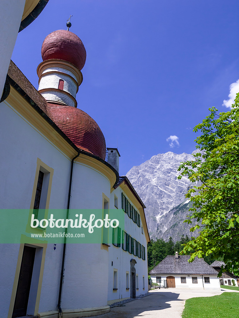 439131 - Wallfahrtskirche St. Bartholomä mit Watzmann (2713 m), Nationalpark Berchtesgaden, Deutschland