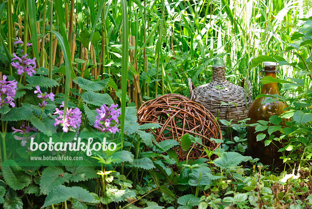 500200 - Weidenkugel, Glasballon und alte Flasche als Gartendekoration