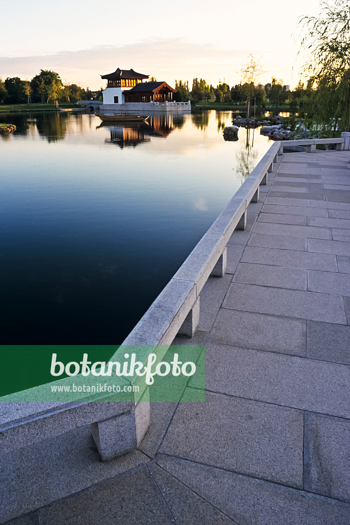 381057 - Zick-Zack-Brücke, Chinesischer Garten, Erholungspark Marzahn, Berlin, Deutschland