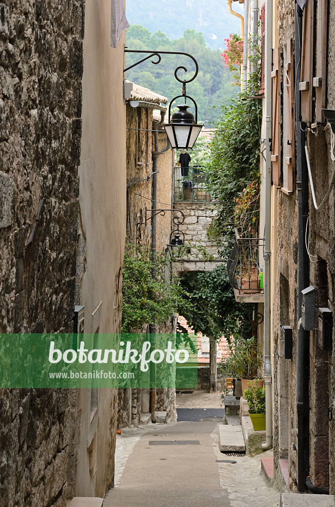 569079 - Alley in the old town, Vence, France