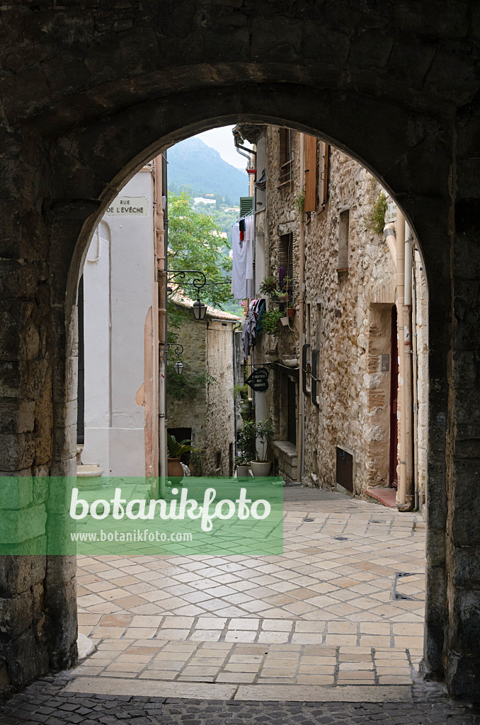 569093 - Alley in the old town, Vence, France