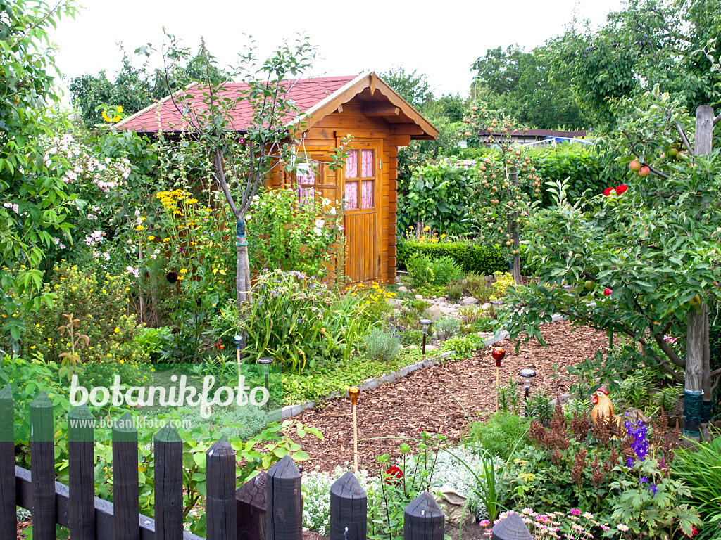 474433 - Allotment garden with garden house