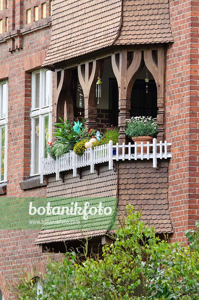 475019 - Balcony with summer flowers