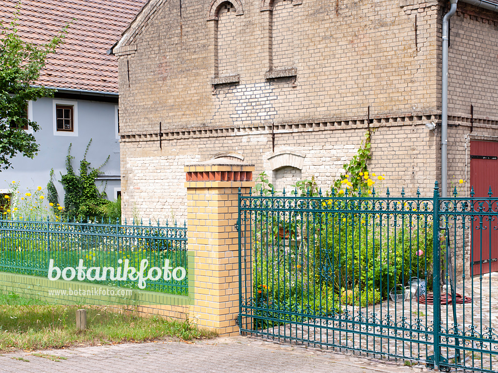 474284 - Barn with blue garden fence