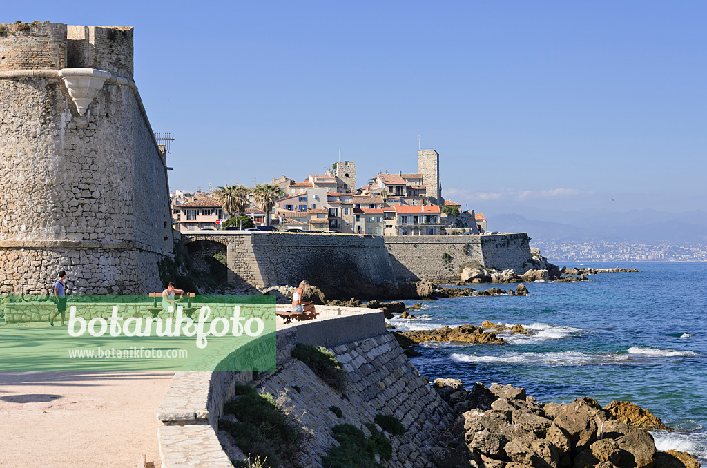 569028 - Bastion Saint-André and old town, Antibes, France