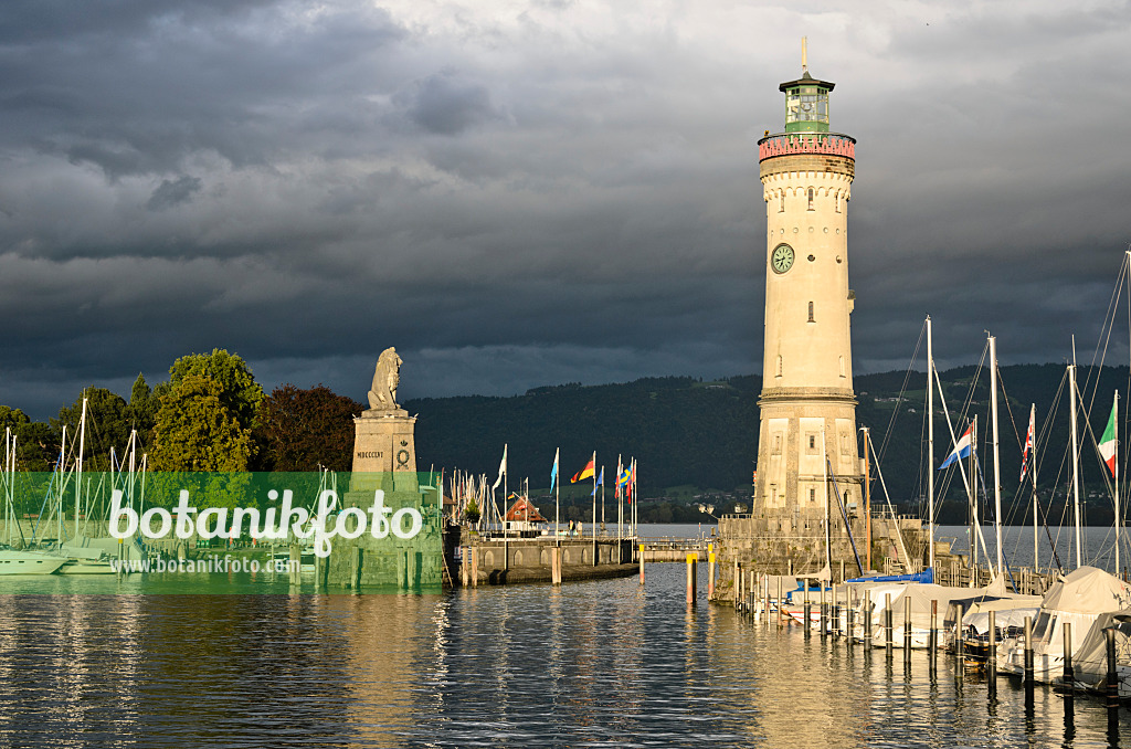 572094 - Bavarian Lion and lighthouse at the harbour, Lindau, Germany