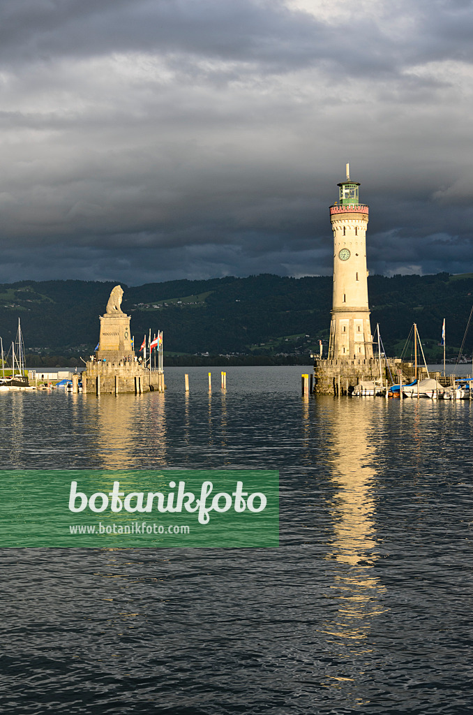 572095 - Bavarian Lion and lighthouse at the harbour, Lindau, Germany