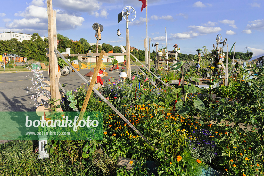 534136 - Community garden, Tempelhofer Freiheit, Berlin, Germany