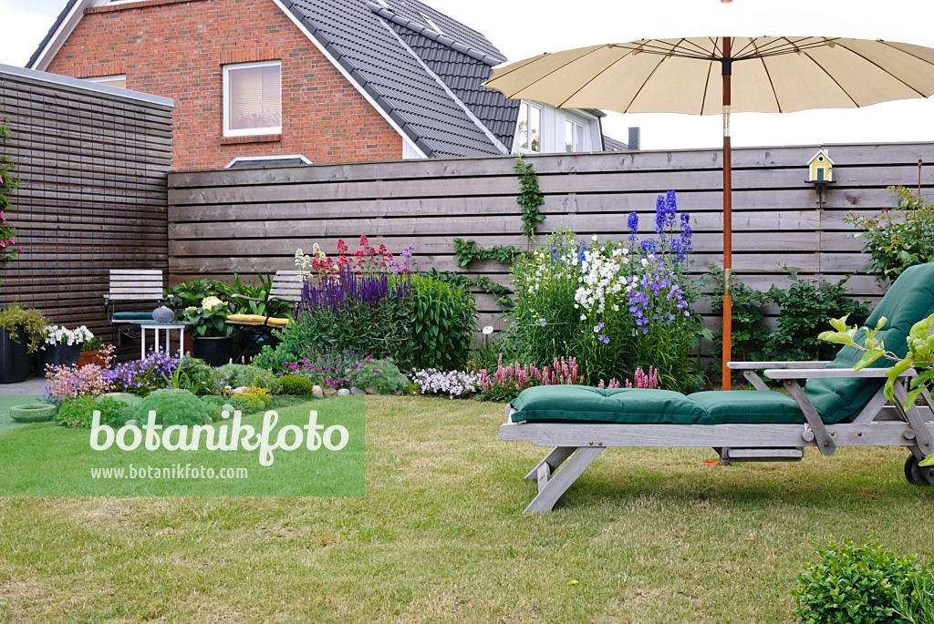 500180 - Deck chair and seating area in a garden