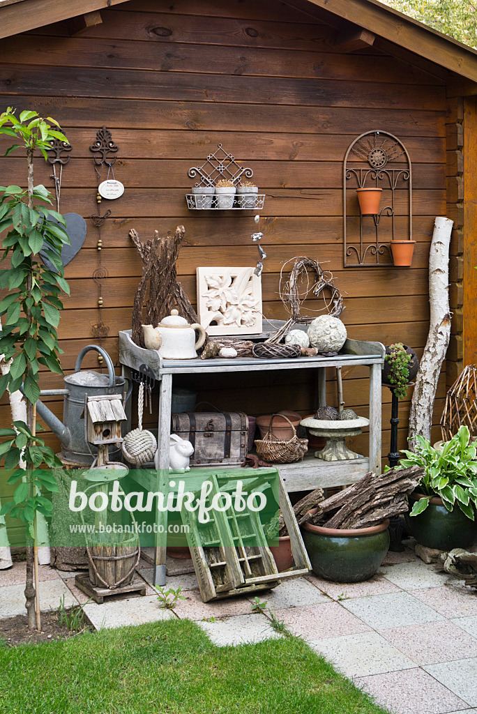 536194 - Decorated table in front of a garden house