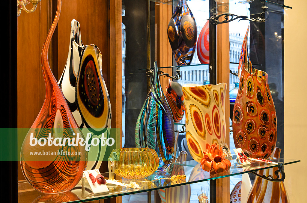 568097 - Diisplay window with vases made of Murano glass, Venice, Italy