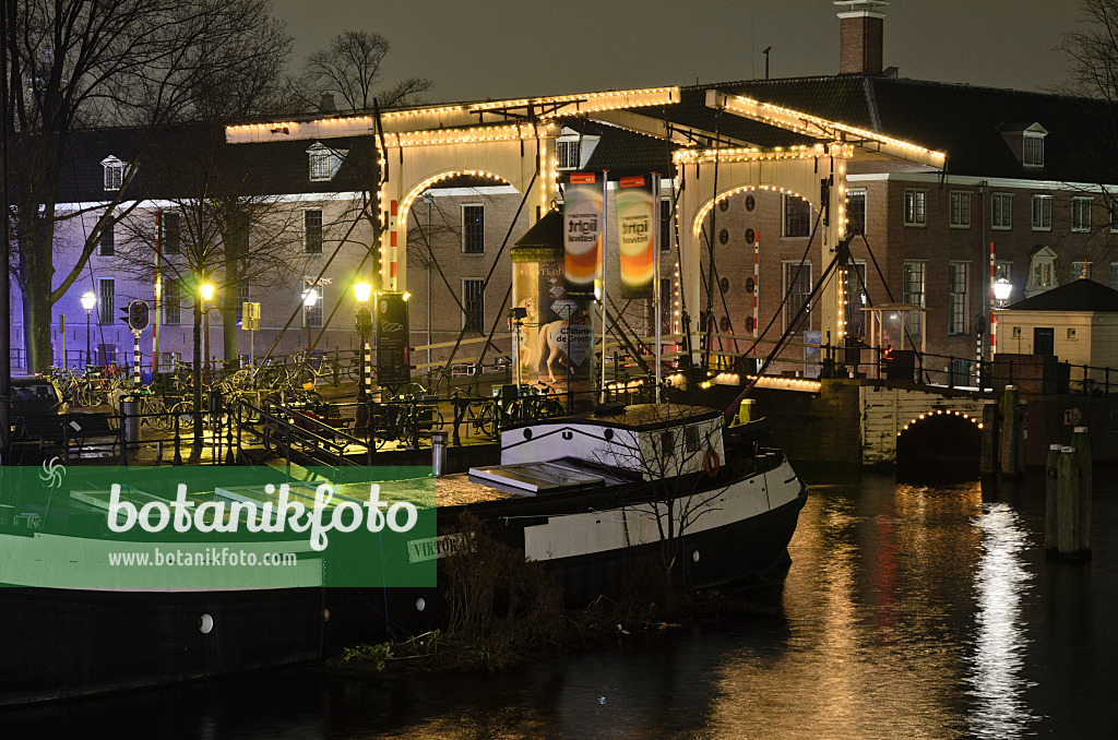 564018 - Drawbridge at night, Amsterdam, Netherlands