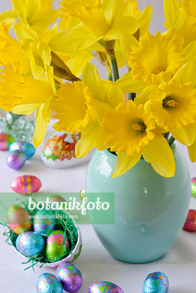 465091 - Flower bouquet with daffodils and chocolate eggs