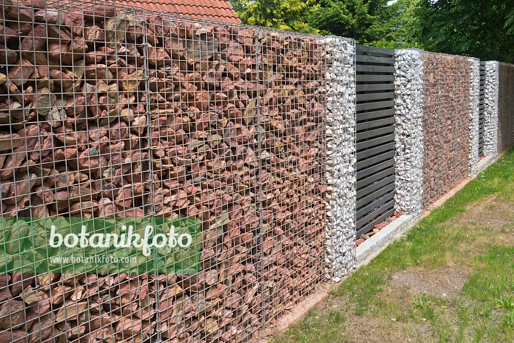 534240 - Gabions with stones