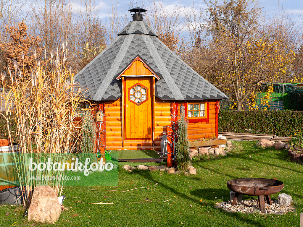 478080 - Garden house in an autumnal allotment garden