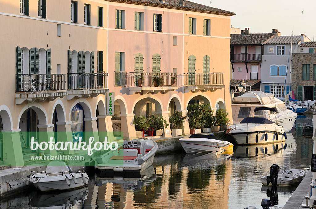 569070 - Holiday houses at the harbour, Grimaud, France