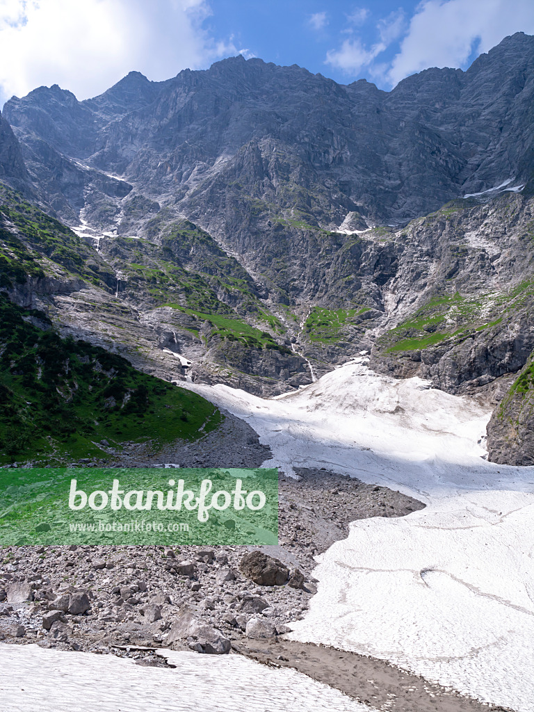 439147 - Ice Chappel and Mount Watzmann (2713 m), Berchtesgaden National Park, Germany