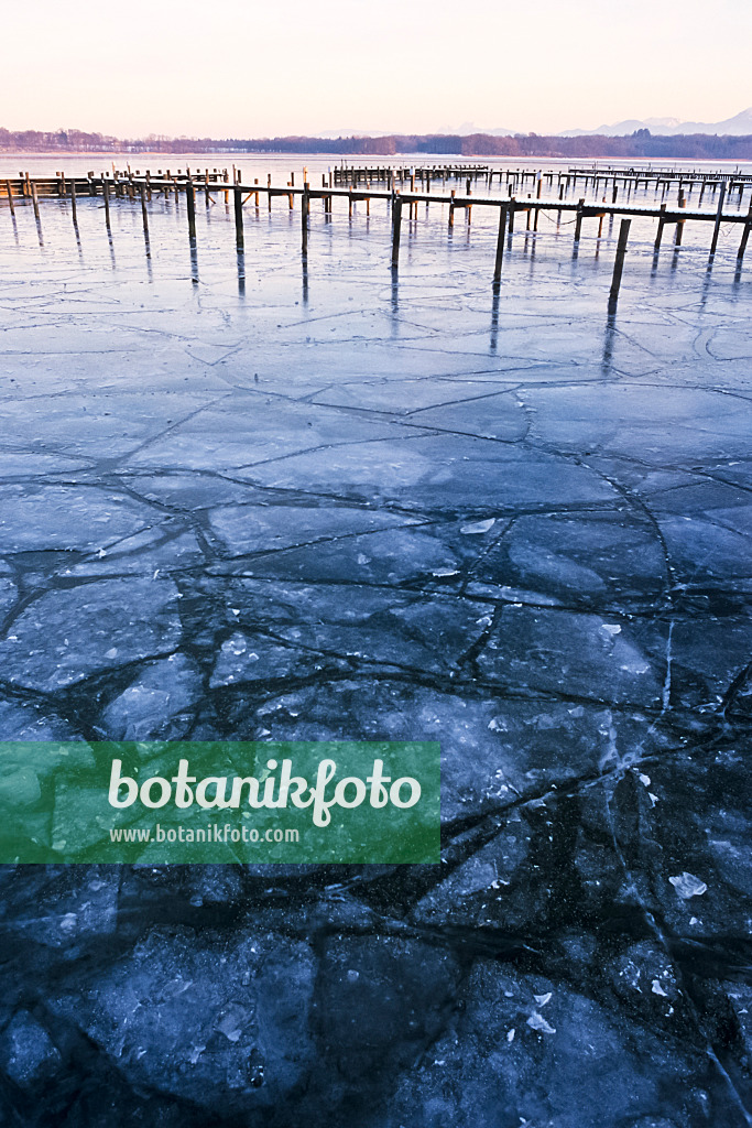 386008 - Ice floes on Lake Chiemsee, Bavaria, Germany