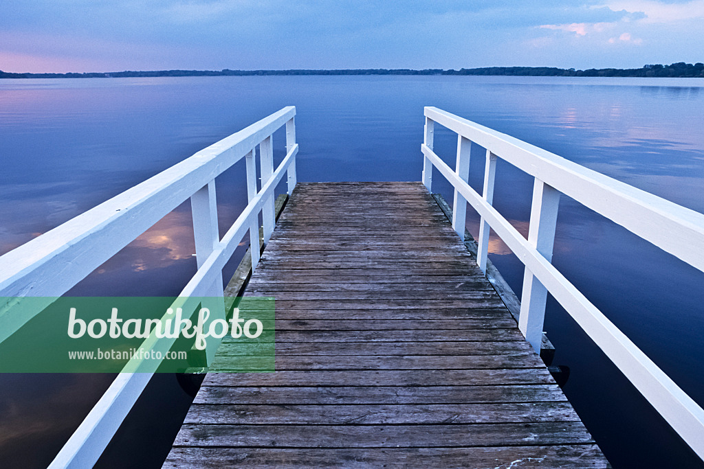 390156 - Jetty made of planks with white wooden railing, Zwischenahner Meer, Germany