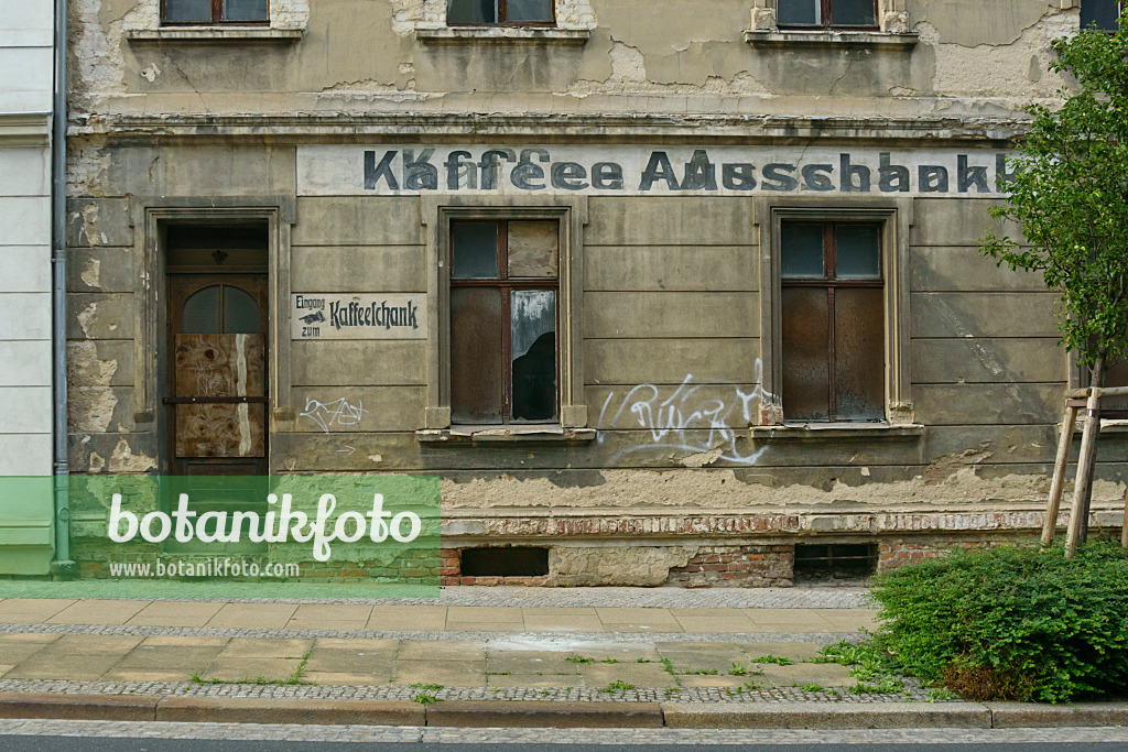 559061 - Old house from the founding period with old advertisement on the dilapidated house wall, Görlitz, Germany