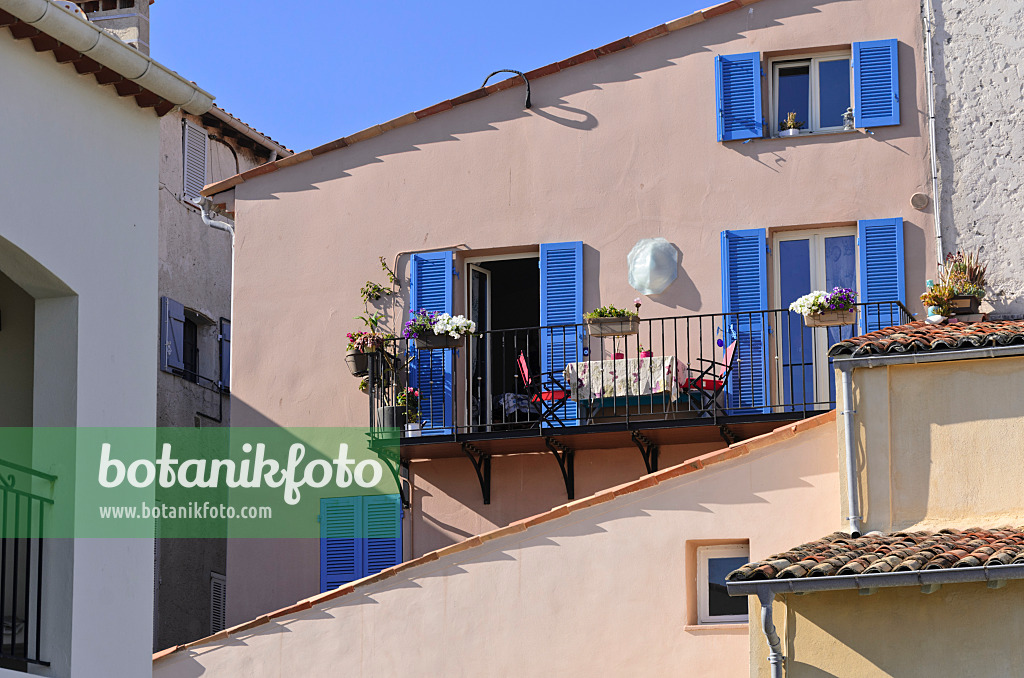 569032 - Old town house with blue shutters, Antibes, France