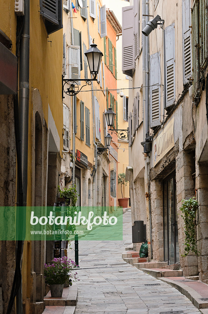 569023 - Old town houses, Grasse, France